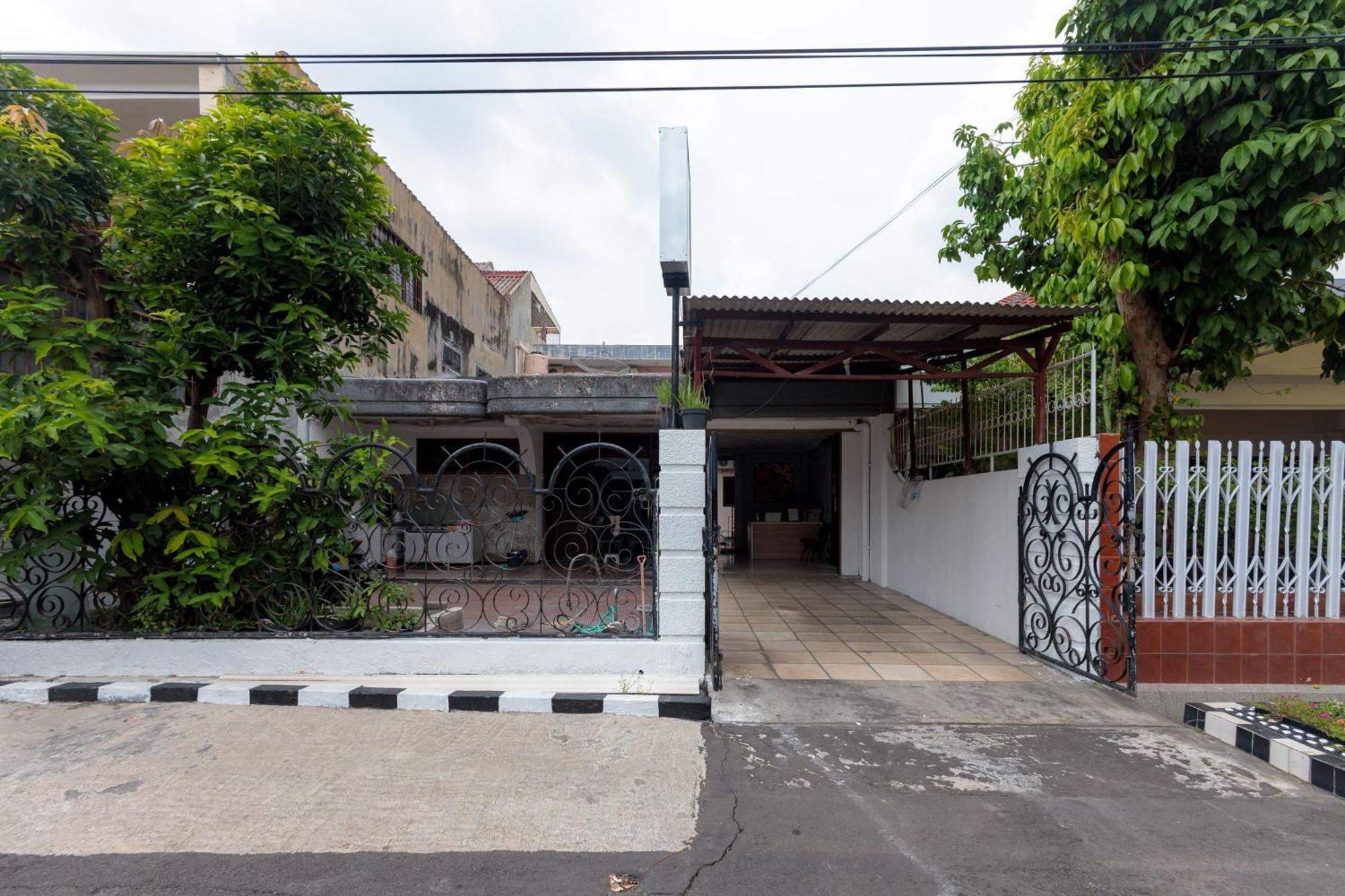 Reddoorz At Osuko Residence Sukomanunggal Jaya Surabaya Exterior photo