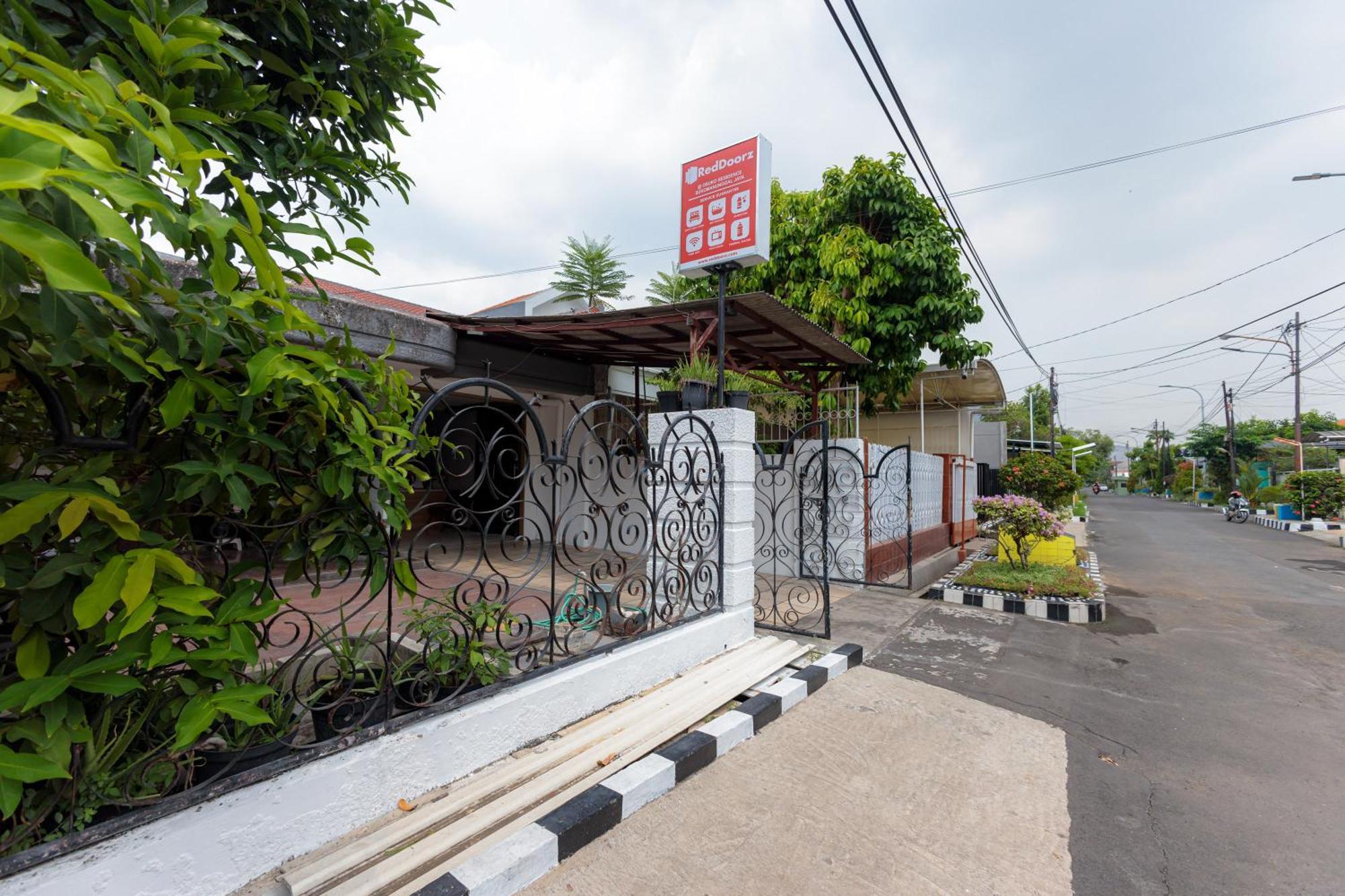 Reddoorz At Osuko Residence Sukomanunggal Jaya Surabaya Exterior photo