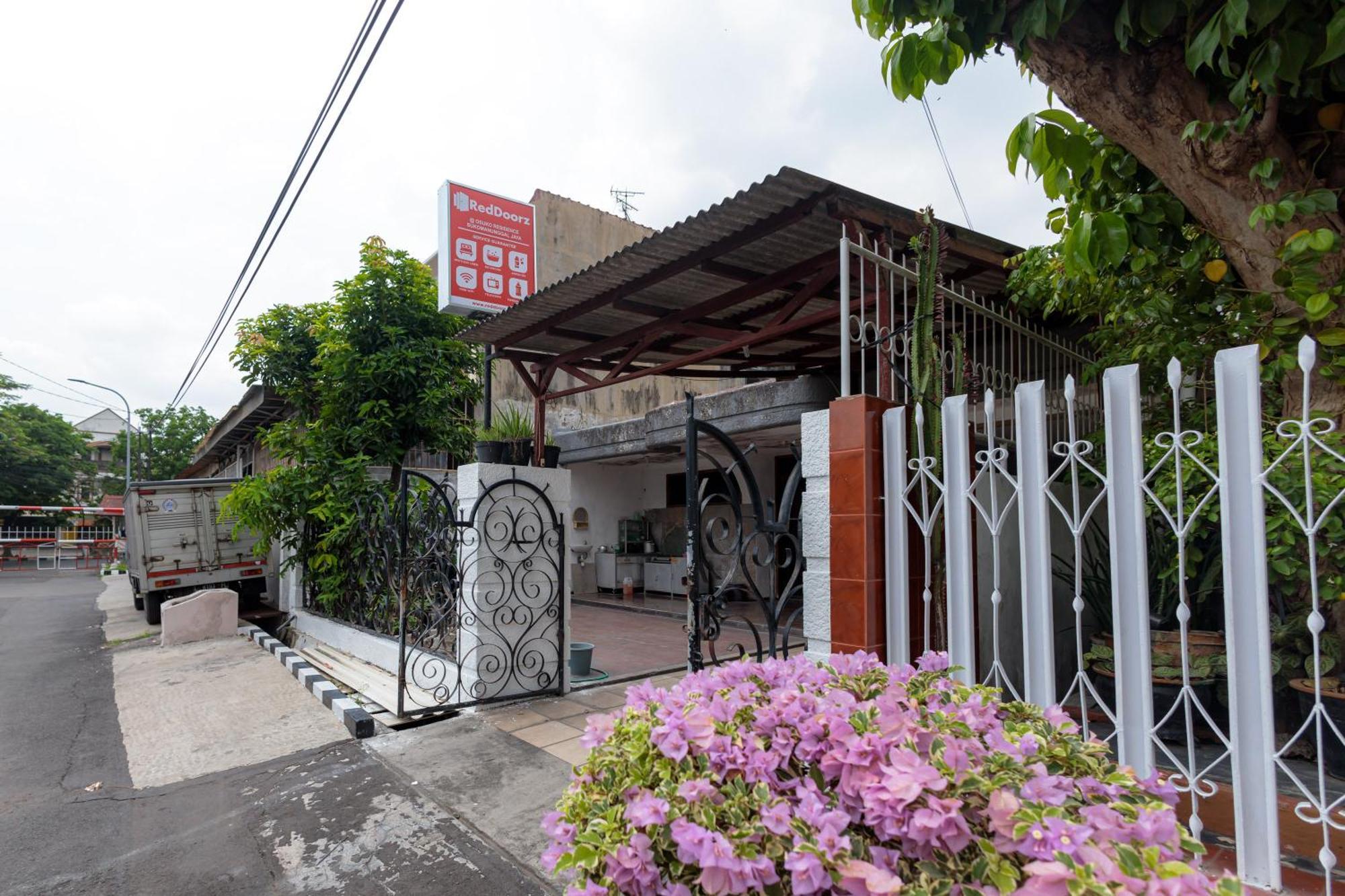 Reddoorz At Osuko Residence Sukomanunggal Jaya Surabaya Exterior photo